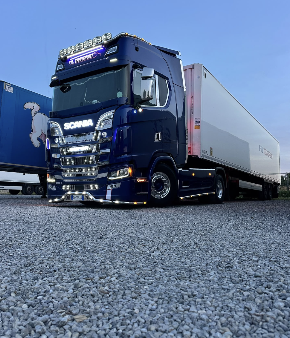Scania blu FIL TRANSPORT con rimorchio bianco su strada sterrata