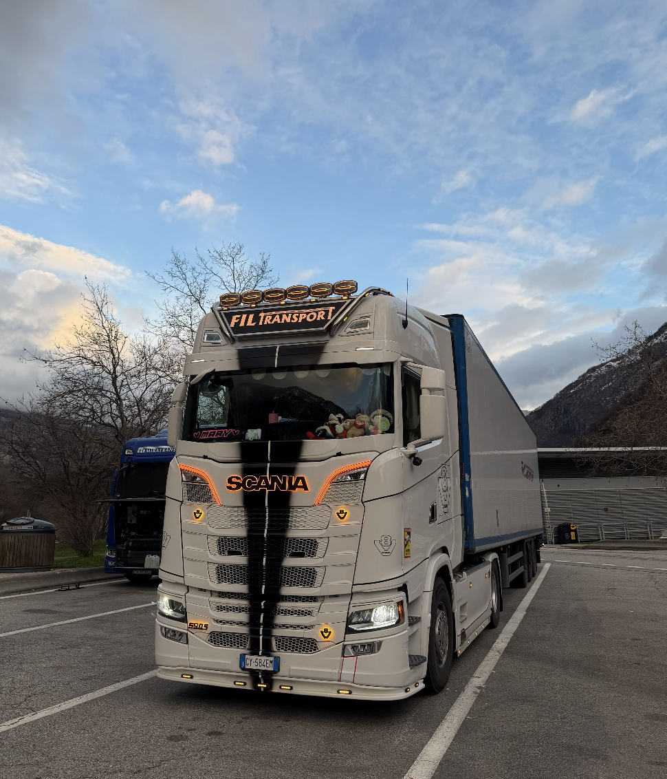 Scania bianco della flotta FIL TRANSPORT in piazzale, di giorno