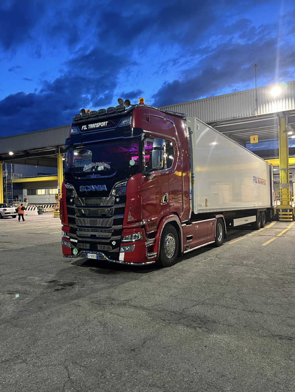 Il camion FIL TRANSPORT in sosta al calar della sera