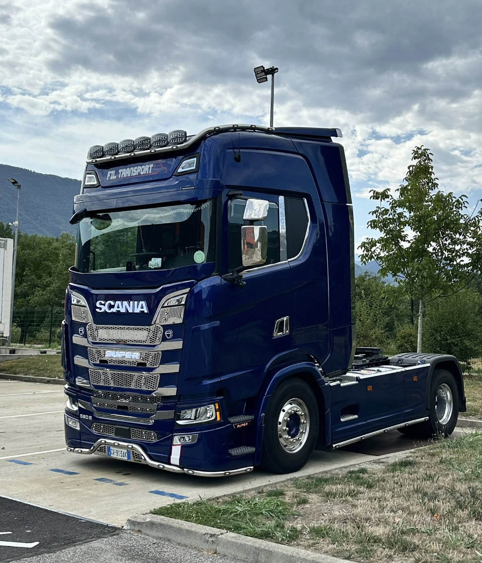 Scania blu della flotta FIL TRANSPORT in sosta, di giorno