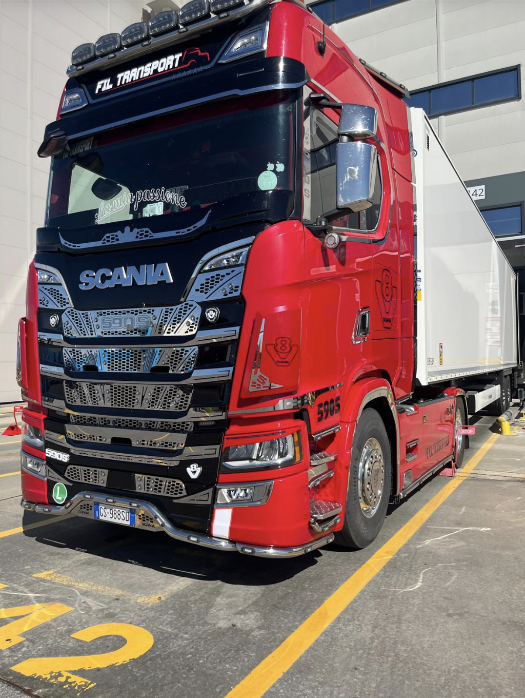 Il camion della flotta FIL TRANSPORT durante le operazioni di carico